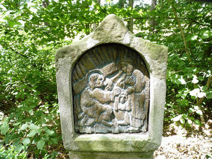 Die sieben Fußfälle an der Weingartenkapelle in Naumburg (Foto: Karl-Franz Thiede)